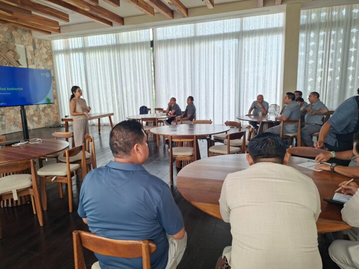 Red Ambiental impulsa cultura ambiental con colaboradores del hotel Etéreo en Playa del Carmen